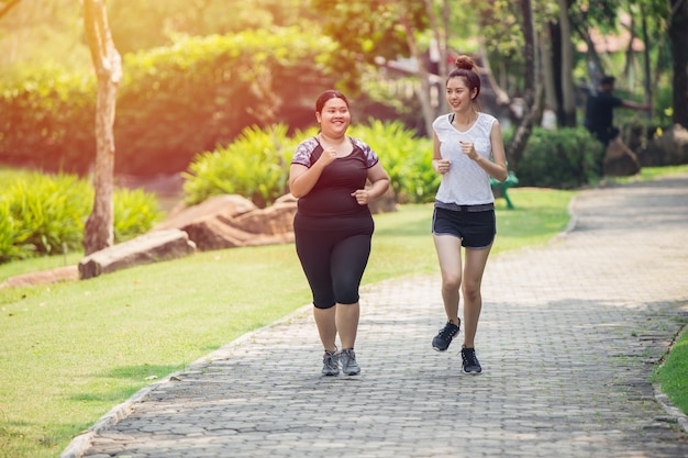 Trọng lượng cơ thể ảnh hưởng đến việc chọn lớp đệm và độ giày đế khi mua giày chạy bộ