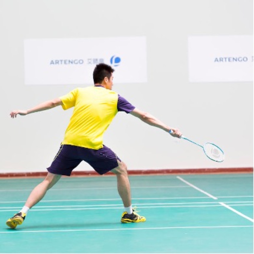 Tư thế tấn công trước khi đập cầu lông thuận tay (Decathlon)