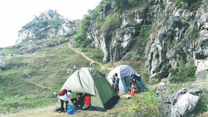 Cắm trại đêm trên các thung lũng giữa núi rừng trùng điệp sẽ là những ký ức khó quên (Nguồn: Internet)