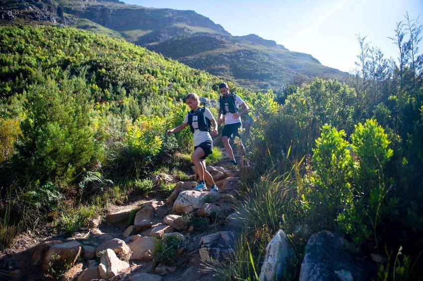 Chạy trail là hình thức kết hợp giữa chạy bộ với leo núi trên địa hình tự nhiên gồ ghề, nhiều chướng ngại vật