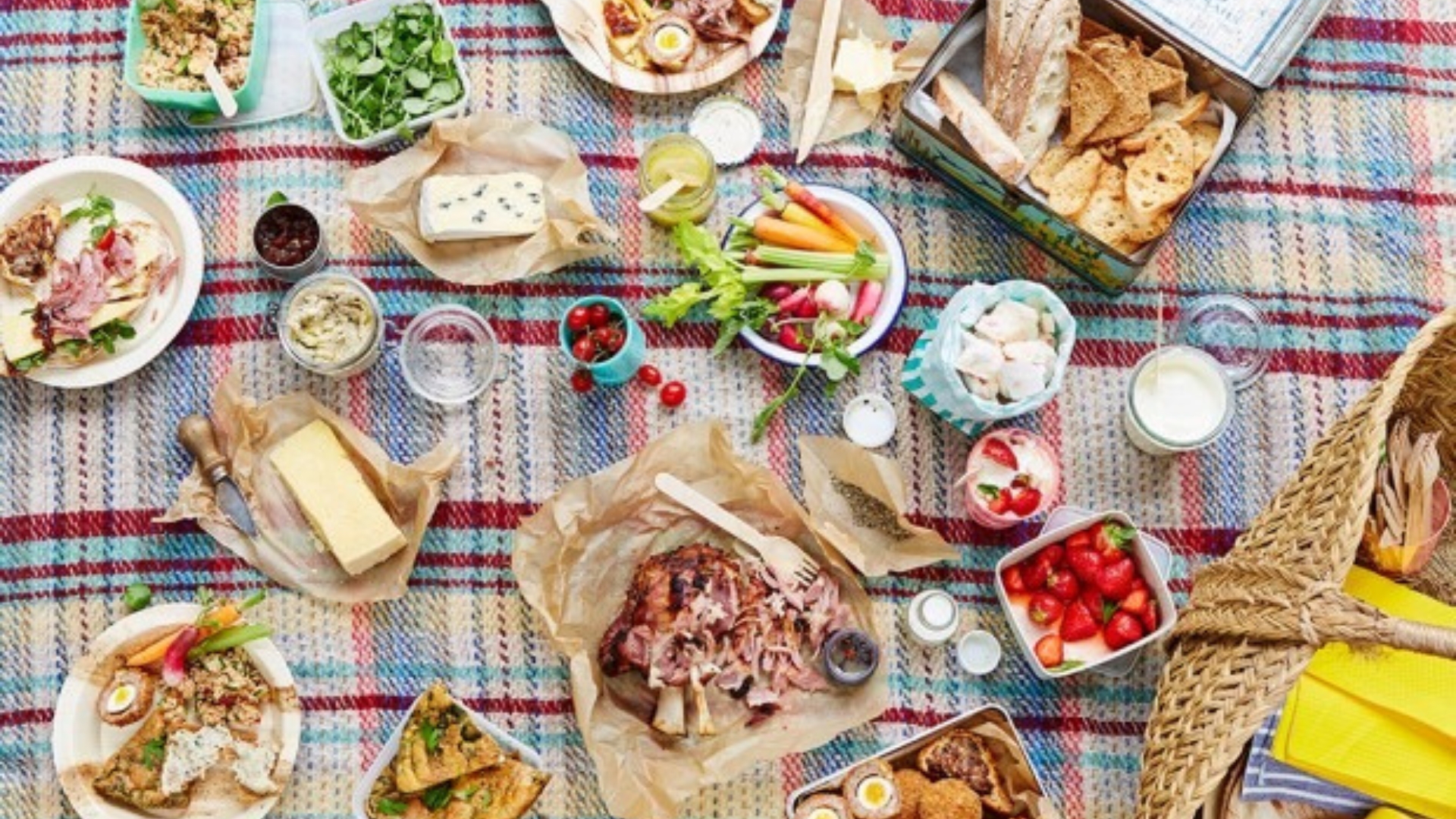 Что можно взять полезного. Еда на пикник. Продукты на пикник. Продукты для пикника на природе. Еда на пикник летом.