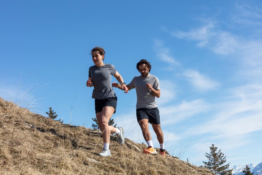 Nên ưu tiên lựa chọn quần chạy trail làm từ chất liệu co giãn tốt