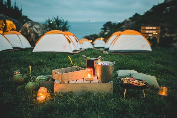Cắm trại cực “chill” bên mặt hồ trong xanh yên ả (Nguồn: Internet) 