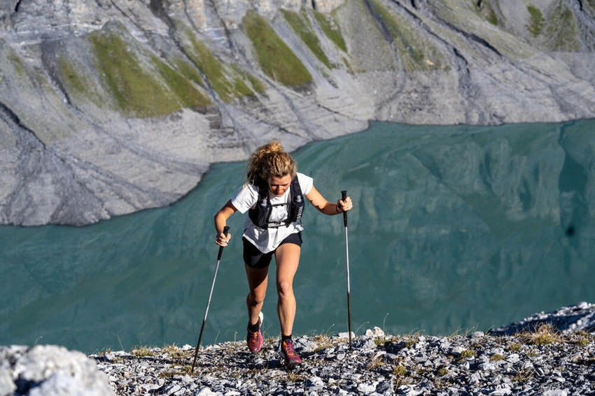 Ưu tiên gậy chạy trail có trọng lượng nhẹ để không gặp khó khăn khi di chuyển 