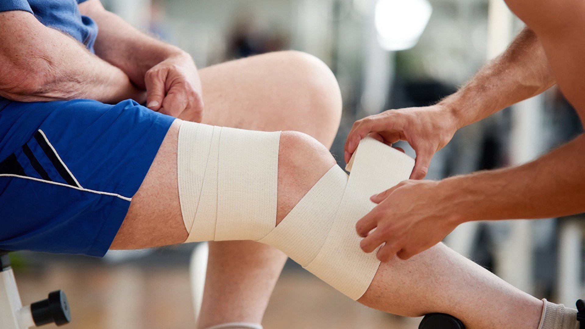 2 Cách băng bó đầu gối nhanh, an toàn từ chuyên gia