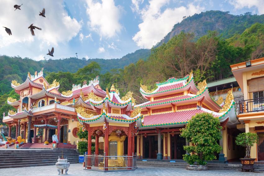 7 Lộ trình Leo Núi Bà Đen & Kinh Nghiệm Chinh Phục “Nóc nhà Nam Bộ” 7 Trong một số chặng, bạn phải luồn qua khe nhỏ và đu đường ống nước