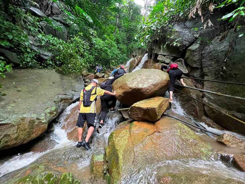 7 Lộ trình Leo Núi Bà Đen & Kinh Nghiệm Chinh Phục “Nóc nhà Nam Bộ” 13 Check-in Mỏm đá đầu rùa trên đỉnh núi Bà