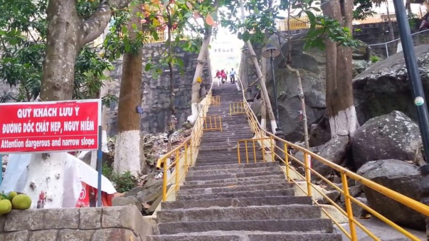 7 Lộ trình Leo Núi Bà Đen & Kinh Nghiệm Chinh Phục “Nóc nhà Nam Bộ” 4 Minh họa đường cột điện lên núi Bà Đen