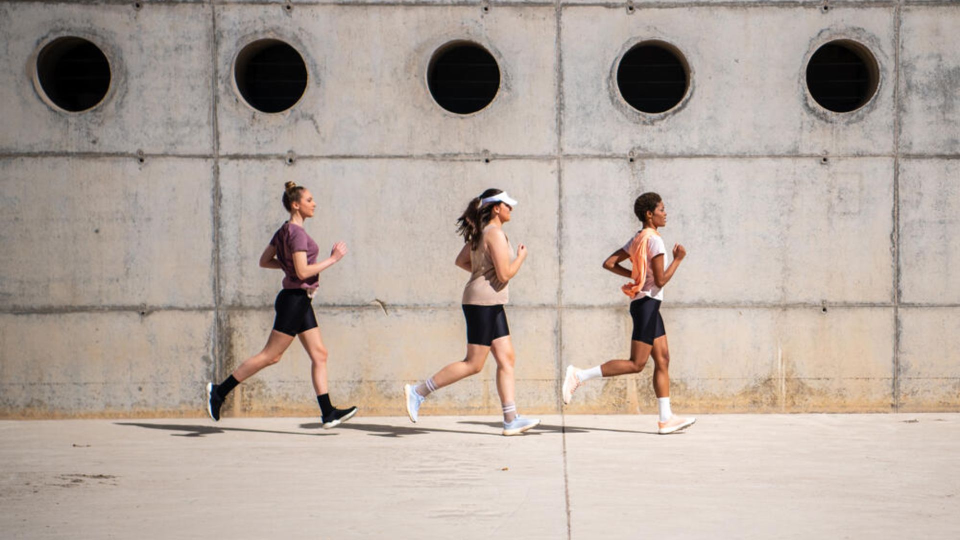 [Giải đáp] Giày chạy bộ khác giày đi bộ ở điểm nào?