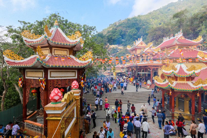 7 Lộ trình Leo Núi Bà Đen & Kinh Nghiệm Chinh Phục “Nóc nhà Nam Bộ” 5 Các bậc thang đá và mũi tên chỉ đường dọc lộ trình đường cột điện