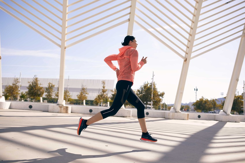 Áo thể thao dài tay và quần legging giúp tôn nên đường nét cơ thể một cách tối đa