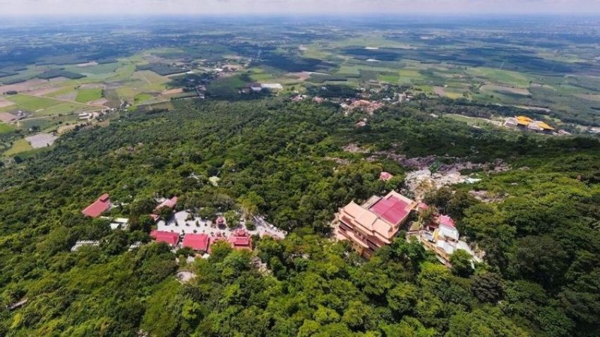 7 Lộ trình Leo Núi Bà Đen & Kinh Nghiệm Chinh Phục “Nóc nhà Nam Bộ” 3 Chùa Bà Đen luôn rực rỡ sắc hoa quanh năm