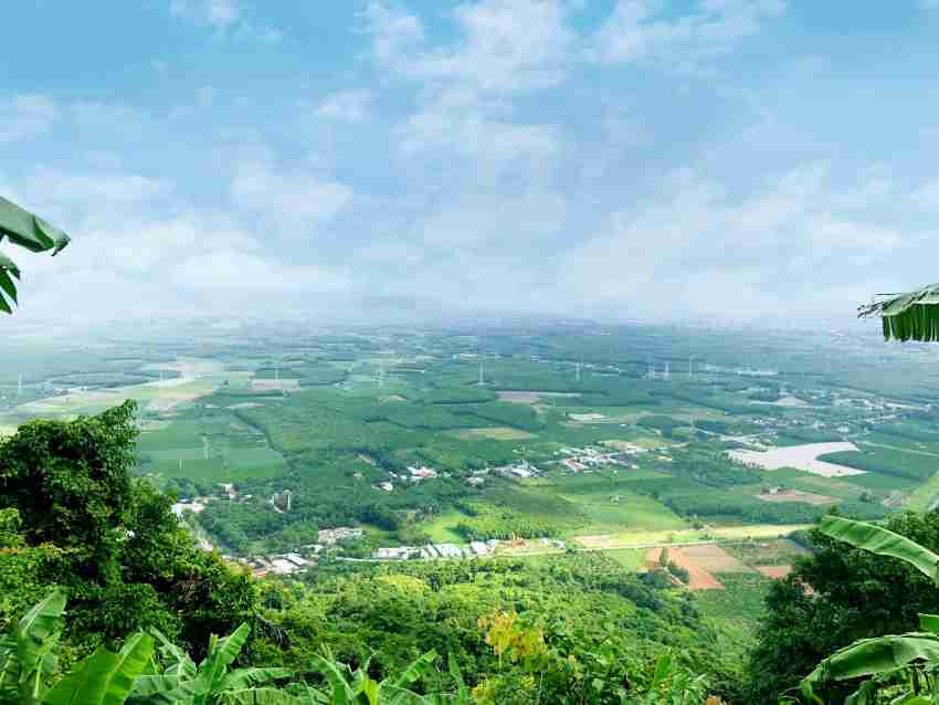 7 Lộ trình Leo Núi Bà Đen & Kinh Nghiệm Chinh Phục “Nóc nhà Nam Bộ” 11 Một góc Tây Ninh, phóng tầm mắt từ Ma Thiên Lãnh