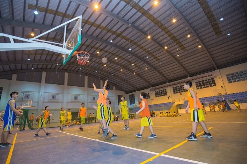 Kỹ thuật Bounce Pass (chuyền bóng đập đất) thường được sử dụng ở cự ly gần và trung bình