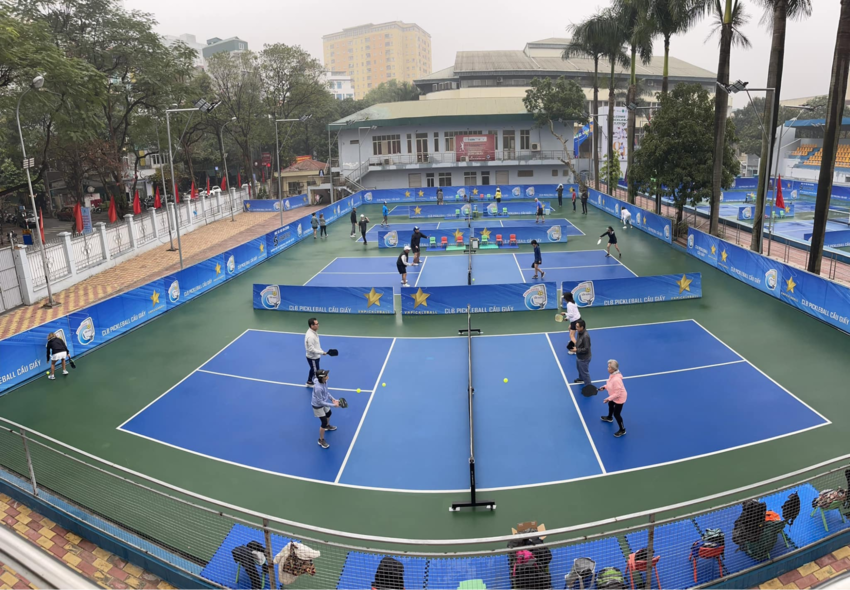 Sân pickleball không có mái che sẽ có giá thuê thấp hơn, nhưng các buổi tập bị ảnh hưởng nhiều bởi điều kiện thời tiết