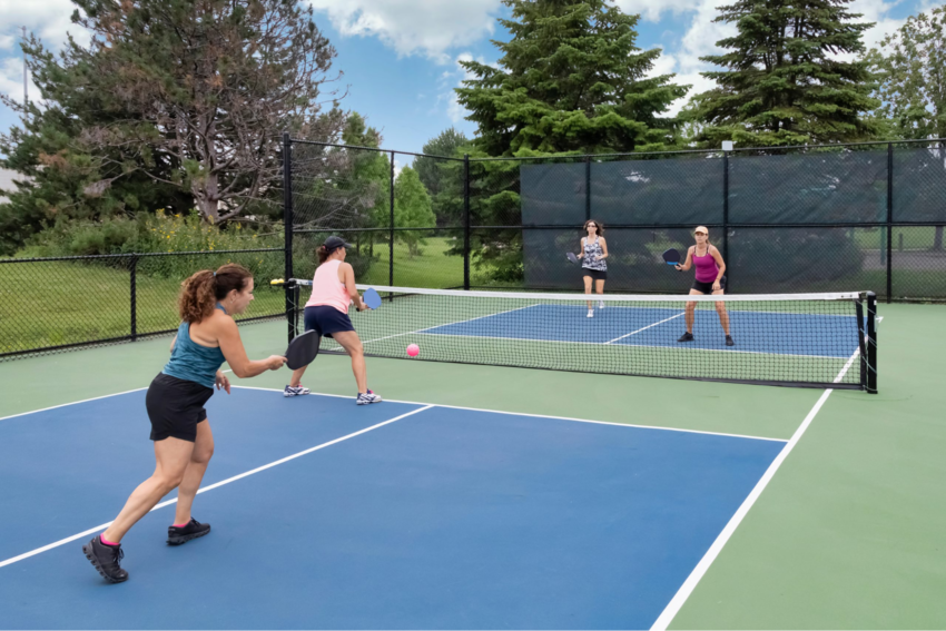 Sân pickleball có nhiều nét tương đồng với sân cầu lông