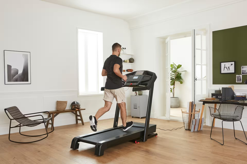 Công suất lớn phù hợp với người chạy chuyên nghiệp là kinh nghiệp mua máy chạy bộ gia đình đầu tiên bạn cần lưu ý