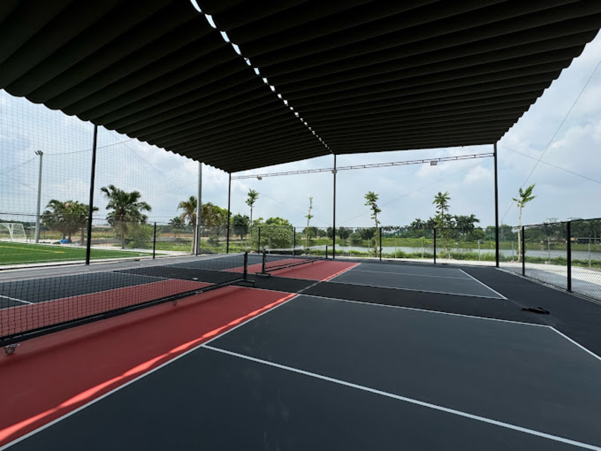 Sân pickleball Đảo Sen có không gian thoáng mát và nằm ngay cạnh sân bóng đá tiện nghi