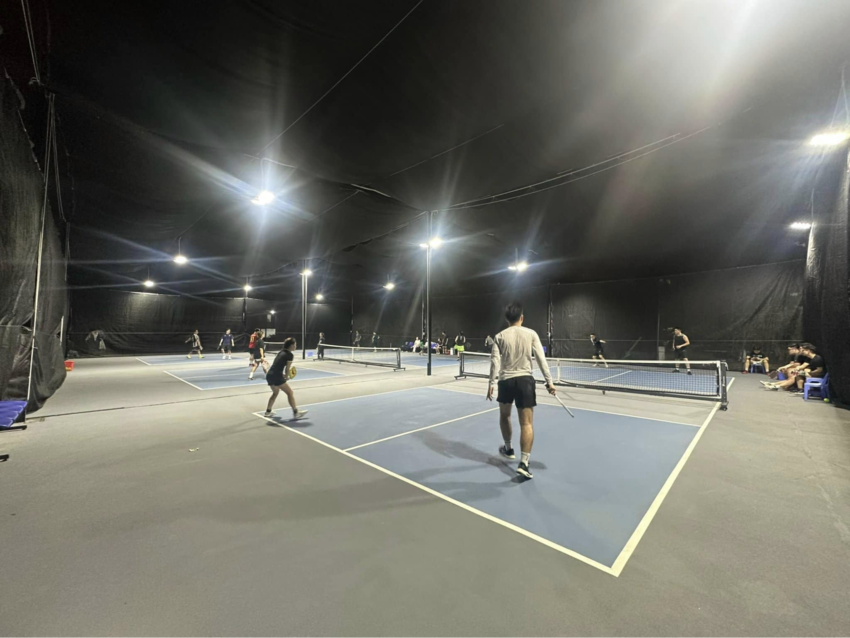 Sân pickleball Vũ Đức Thận thu hút lượng lớn người chơi nhờ mức giá ưu đãi