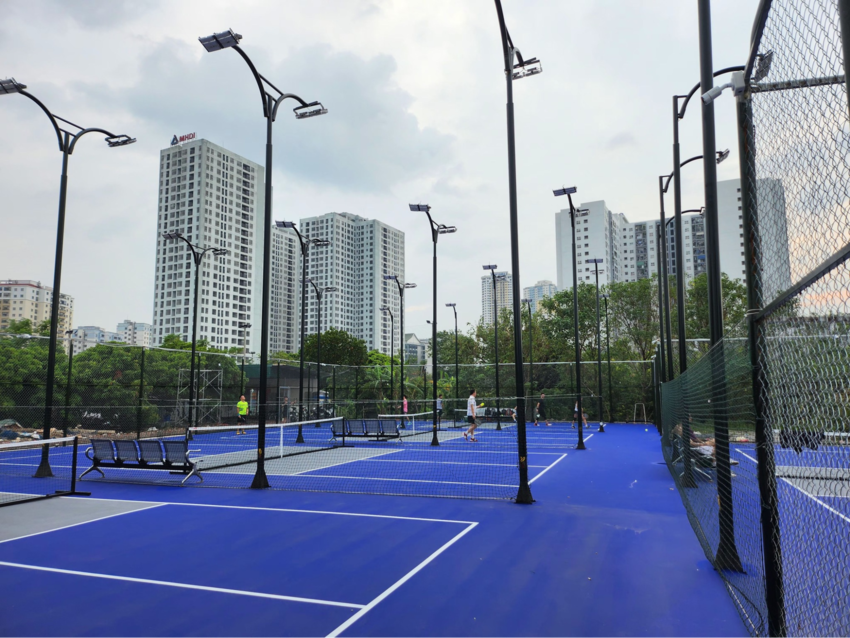 Sân pickleball Hồ Định Công có không gian tập luyện mát mẻ và mức giá phải chăng là một trong những sân pickleball hà nội
