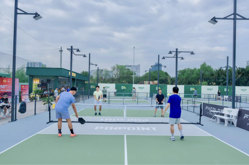Không gian chất lừ tại Pinpoint một trong những sân pickleball Quận 7 được rất nhiều tay vợt yêu thích