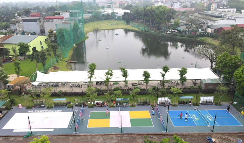 Sân Pro Pickleball VN chiếm vị trí đắc địa, mang lại bầu không khí tuyệt vời cho các vợt thủ