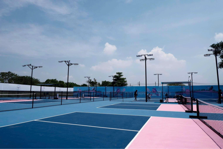 Hipp Club Pickleball là một trong những sân pickleball Hà Nội làm xiêu lòng nhiều vợt thủ vì mặt sân phẳng, mịn và màu sơn bắt mắt