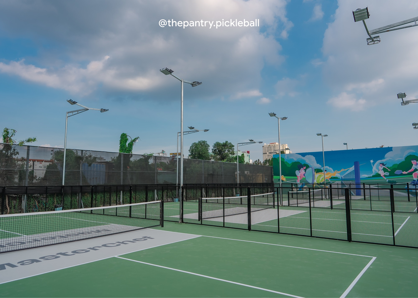 The Pantry Pickleball nằm trong danh sách sân pickleball Quận 7 - sân tập chuyên nghiệp và đẳng cấp, lý tưởng cho người chơi yêu thích không gian ngoài trời