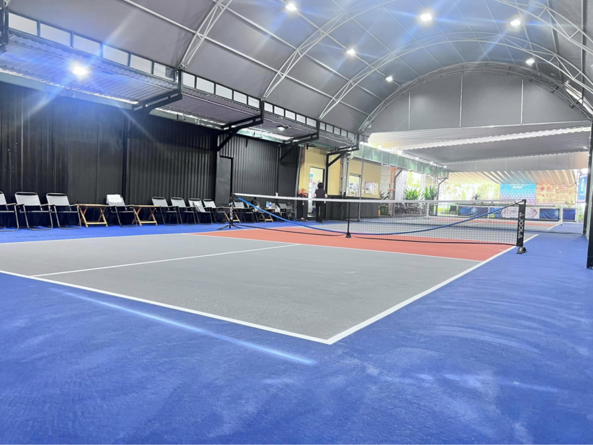 Sân tập nhỏ nhưng đảm bảo chất lượng tốt tại Bad Bunny Pickleball Cafe là một trong những sân pickleball Quận 7