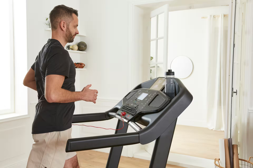 Máy chạy bộ cần có khung máy vững chắc, ít rung lắc là kinh nghiệm mua máy chạy bộ gia đình thứ hai