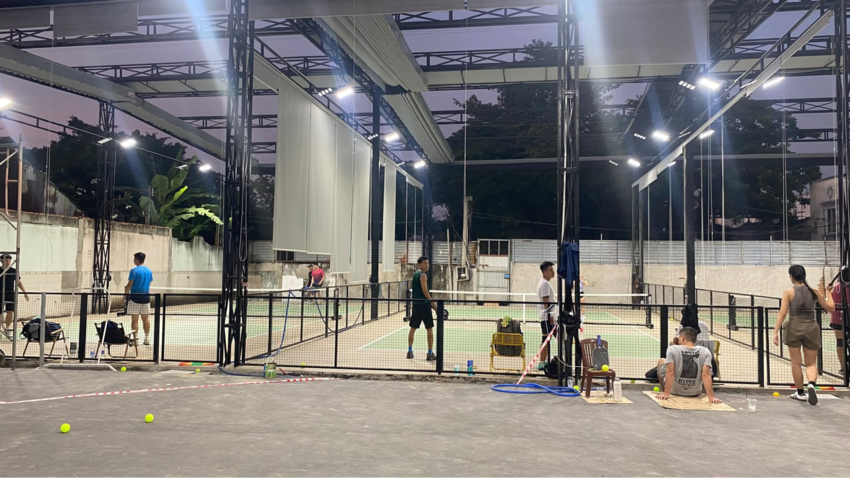 Hệ thống sân tập ngoài trời thoáng mát (có mái che) tại WIN-X ( một trong những sân pockleball quận 7)