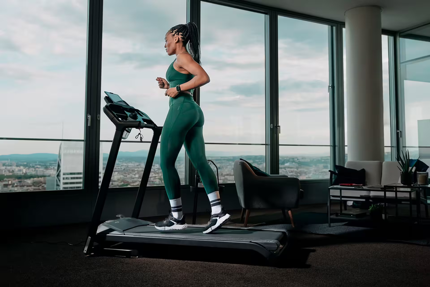 Bạn có thể kết hợp thêm việc chạy bộ với máy tại phòng gym để hỗ trợ giảm mỡ, giúp quá trình tăng cơ nhanh chóng hơn