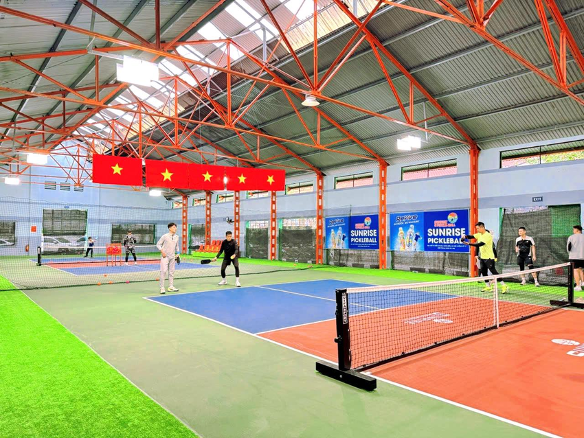 Sunrise là một trong những sân pickleball Long Biên gây ấn tượng nhờ thiết kế nổi bật