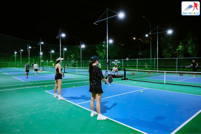 Sky Pickle là một trong những sân pickleball quận 7 được nhiều vợt thủ đánh giá cao nhờ vị trí thuận tiện, hệ thống sân tập cao cấp, sạch sẽ và nhiều tiện ích đi kèm