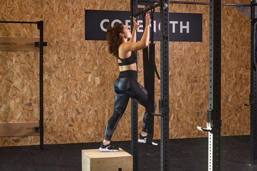 cách hít thở khi tập gym: Khi hít xà, bạn hãy thở mạnh ra khi kéo người lên