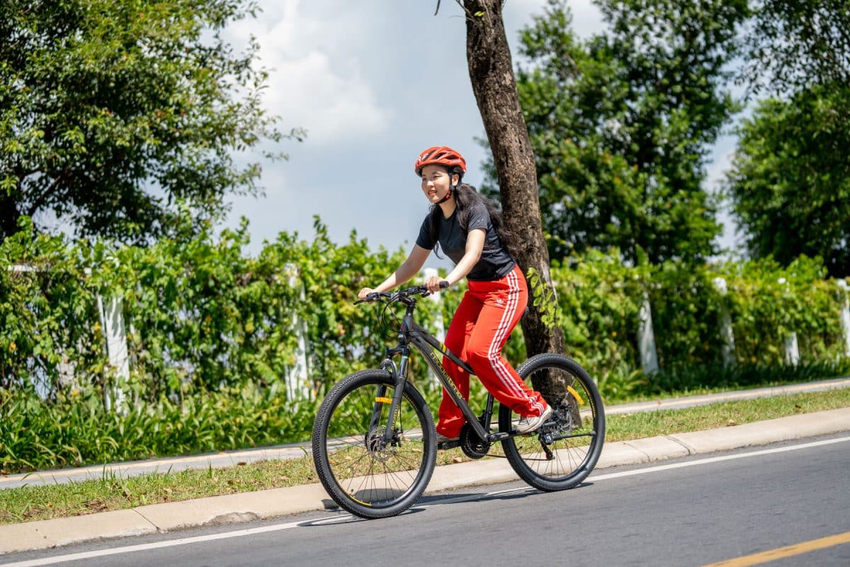 Chị em nên chuẩn bị thêm những phụ kiện cần thiết khi đạp xe