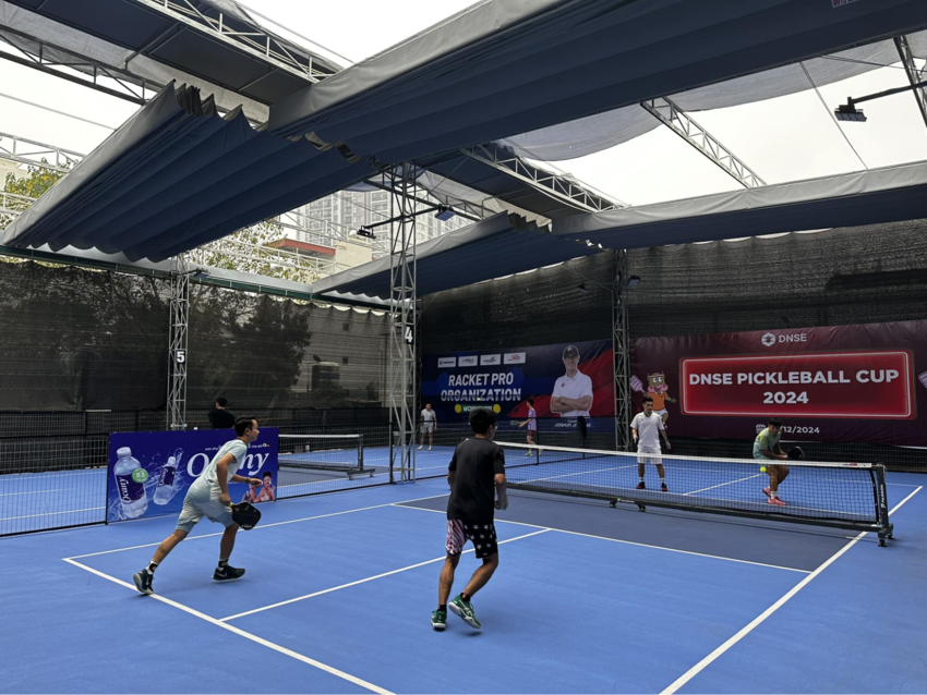 Sân pickleball MST gồm cụm 7 sân ngoài trời có mái che, không gian thoải mái cho mọi người chơi là sân pickleball hà nội