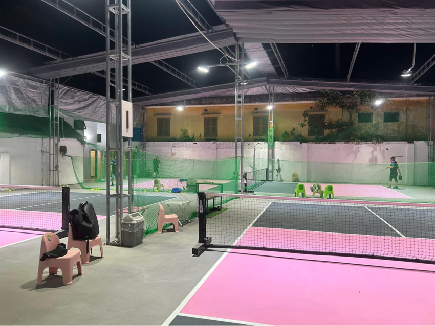 Sân pickleball Ô Cách có không gian ngoài trời thoáng đãng, mái che và hệ thống đèn chiếu sáng đầy đủ