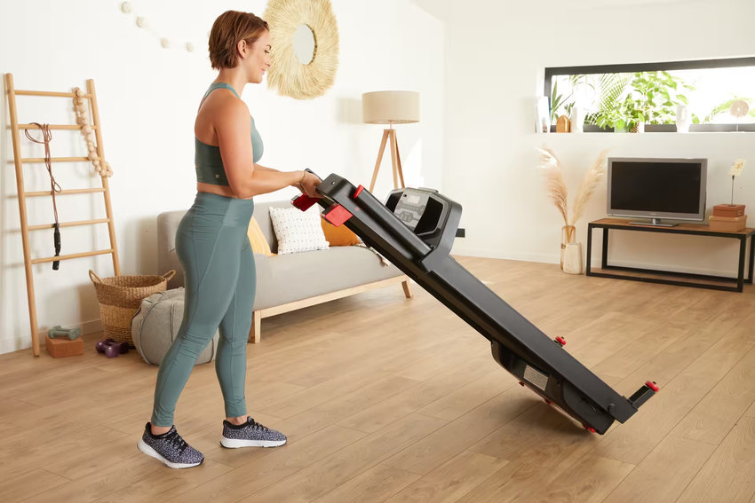 Ưu tiên máy chạy bộ có thể gấp gọn để phù hợp với không gian có diện tích hạn chế là kinh nghiệm mua máy chạy bộ gia đình