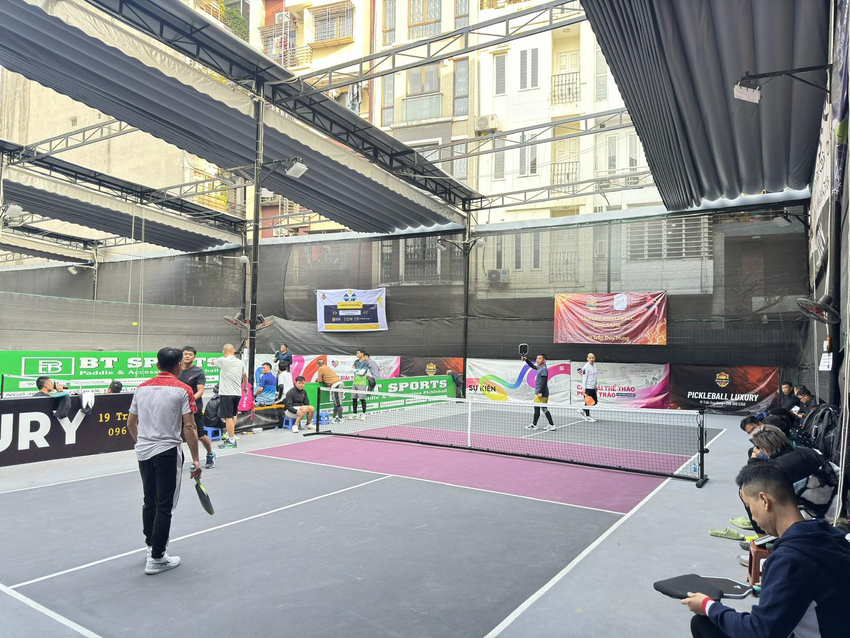 Luxury Pickleball thu hút cộng đồng người chơi đông đảo nhờ vị trí thuận lợi và đa dạng tiện ích là sân pickleball hà nội
