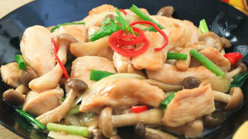 Ức gà xào nấm (ảnh minh họa)