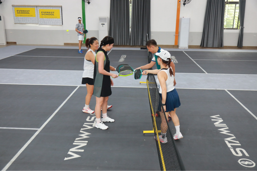 Sân tập trong nhà của Stamina pickleball ( sân pickleball hà nội) được trang bị hệ thống điều hoà mát lạnh, giúp người chơi thoải mái vận động trong cả ngày hè nóng nực