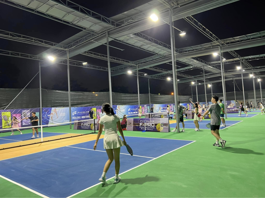 Cụm 5 sân tập thu hút nhiều người chơi nhờ thiết kế rộng rãi, không gian thoáng và đủ tiện nghi cần thiết