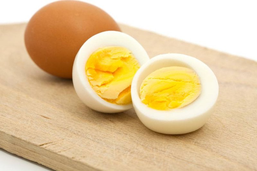 2 quả trứng gà luộc bao nhiêu calo? 2 Quả trứng gà luộc có khoảng 155 calo