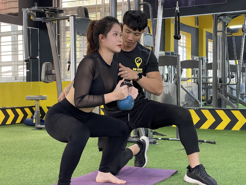 Đội ngũ PT tại HC Gym Hà Đông luôn theo dõi sát sao và điều chỉnh cho từng hội viên