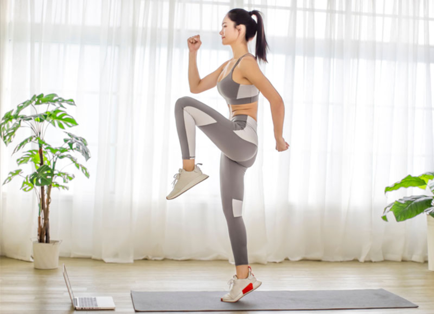 Bài tập chạy nâng cao gối tại chỗ có các động tác đơn giản, dễ thực hiện là bài tập giảm mỡ bụng dưới