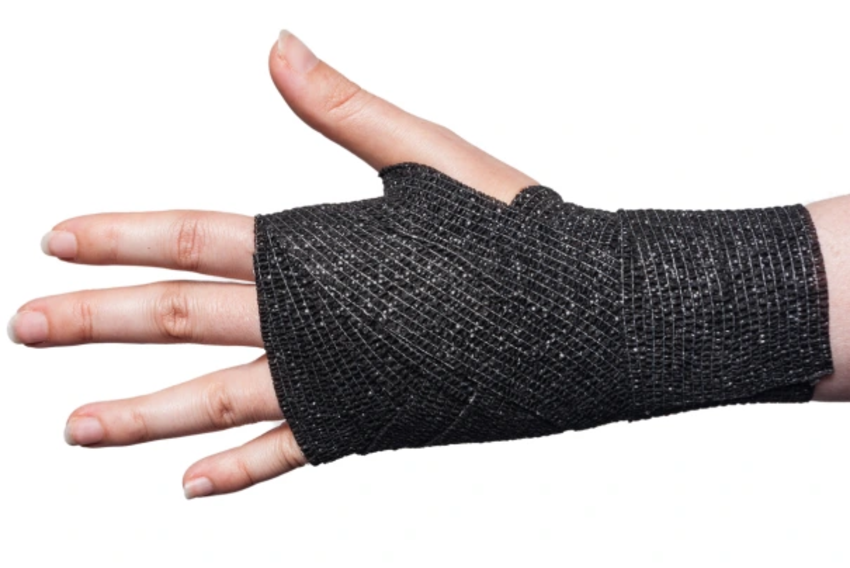 Xé băng và miết nhẹ phần đầu xuống để băng tự dính là cách băng cổ tay