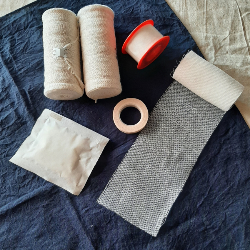 Dụng cụ để thực hiện quấn băng gạc y tế