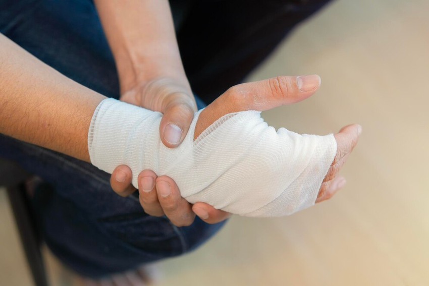 Kiểm tra cổ tay sau khi băng, đảm bảo tay không bị siết quá chặt và vẫn có thể cử động nhẹ