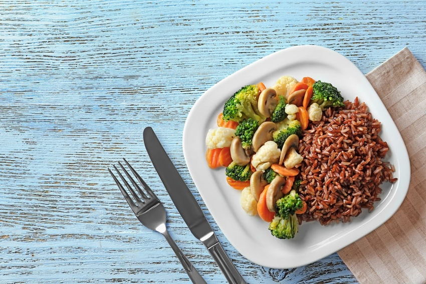 Kết hợp cơm gạo lứt với nhiều rau xanh, đạm